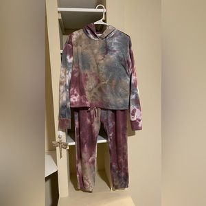 Adorable tie-dye jogger set from Socialite. Top is S, bottoms are XL.